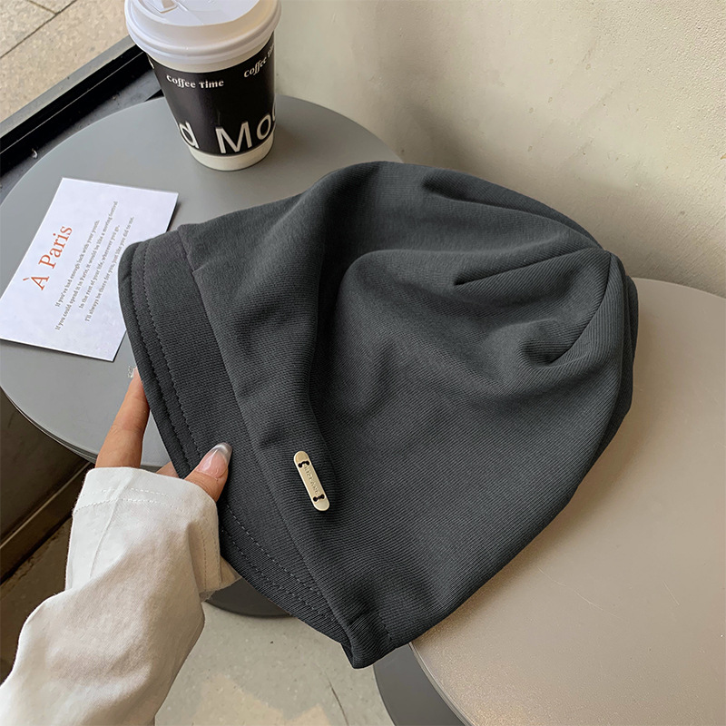 Sombrero japonés de pila de mujeres otoño y invierno simple cara pequeña gorra de cabeza roja red negra moda versátil gorra de luna fría gorra