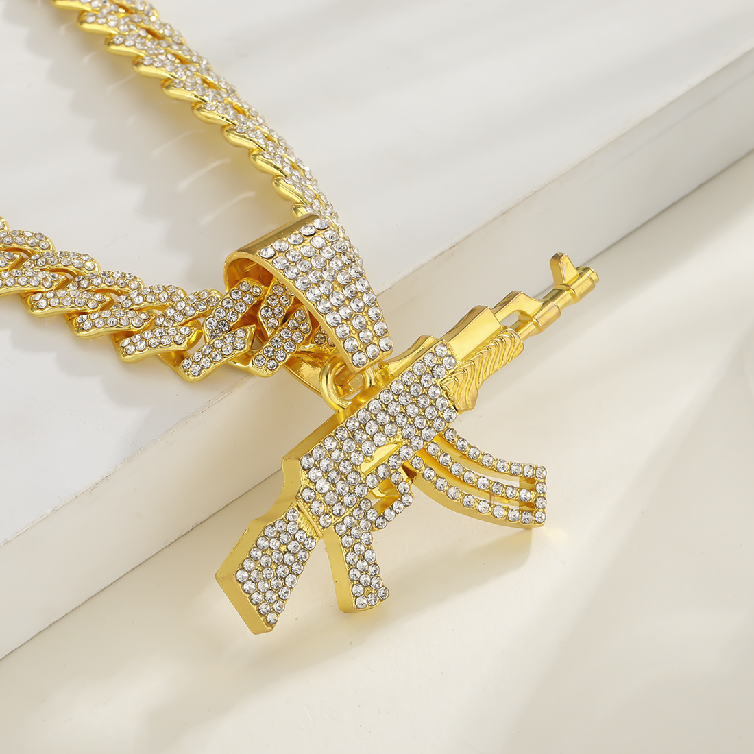 Cool y exagerado punk hip-hop hip-hop en Europa y América con collar colgante de pistola