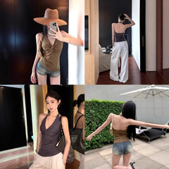 首のストラップのベストを掛けます。女性は夏のvネックを着ています。