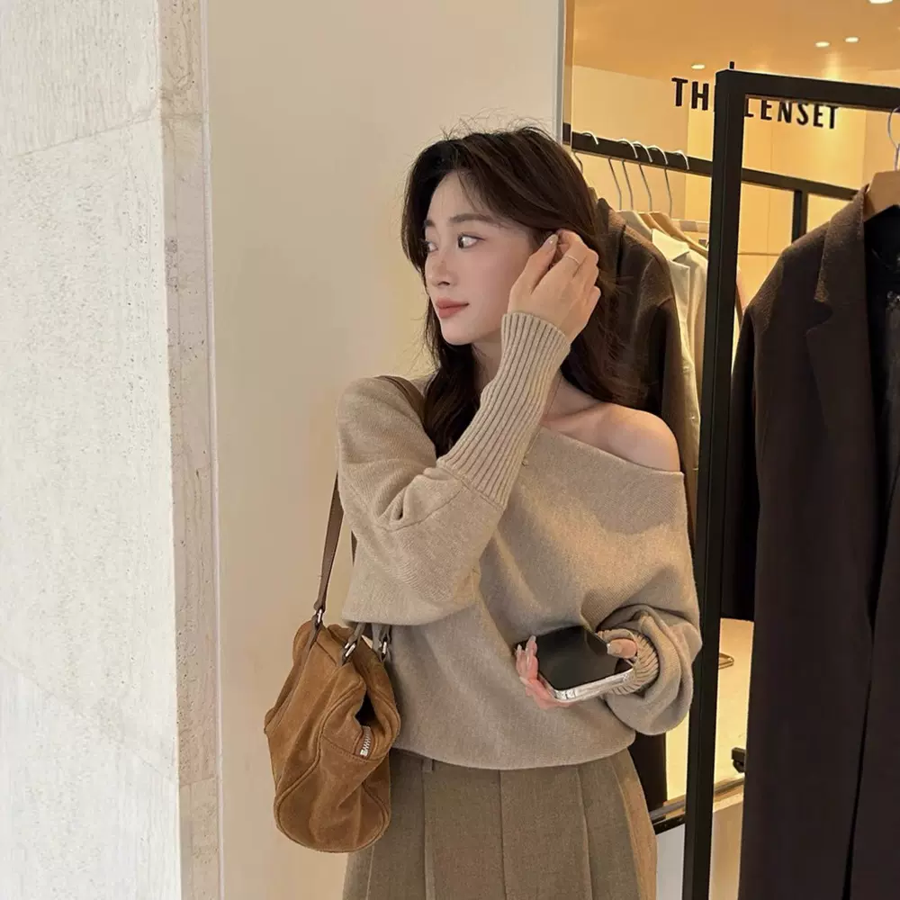 卡其色心机纯欲风一字肩露肩针织衫女早秋高级感慵懒毛衣内搭上衣