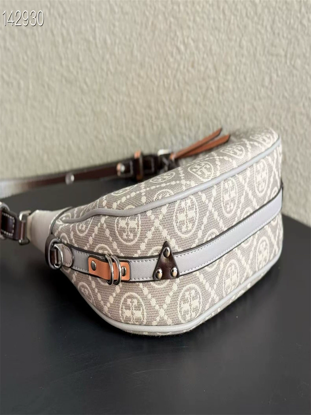 TB новые маленькие полумесяц сумка поперечная pattern кожа старые цветы и подмышки подмышке девочек на плече, бисер и старательная женская сумка
