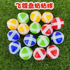 越境児童マジックはダーツの板を貼ってボールのおもちゃの恐竜をくっつけます。