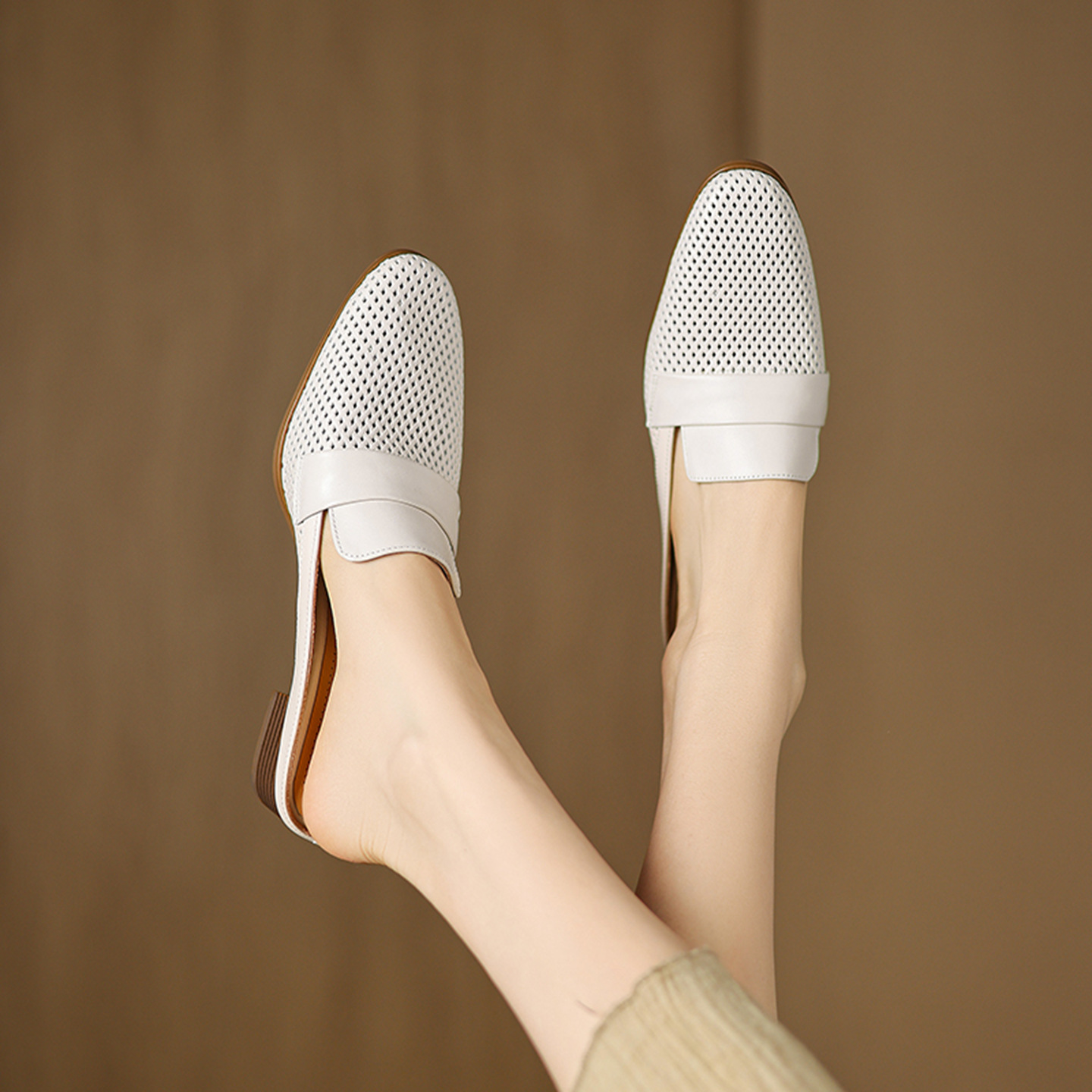 Sandal nữ quai ngang mũi kín gót thấp đế xốp nhẹ mùa xuân hè — đen