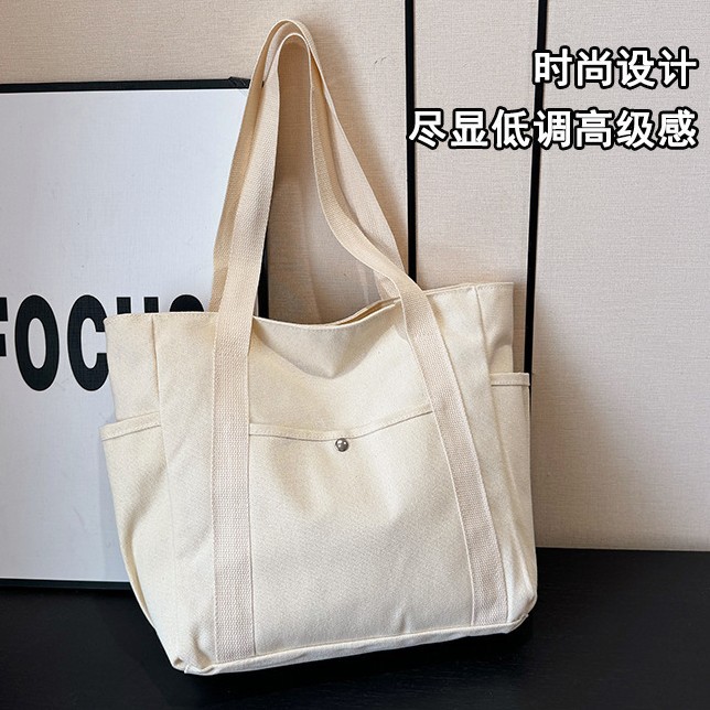 Capacious shopping bag to go out
