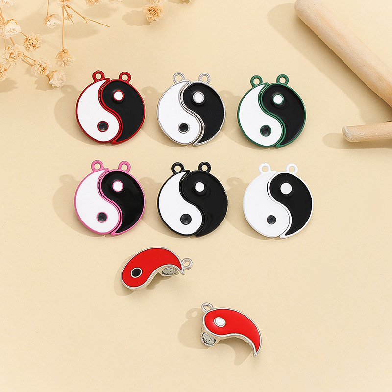 Cross-border exclusive couple necklace Black and White Tai Chi pendant European and American fashion hollow Yin and Yang necklace simple men and women jewelry Cross-border exclusive couple necklace Black and White Tai Chi pendant European and American fashion hollow Yin and Yang necklace simple men and women jewelry