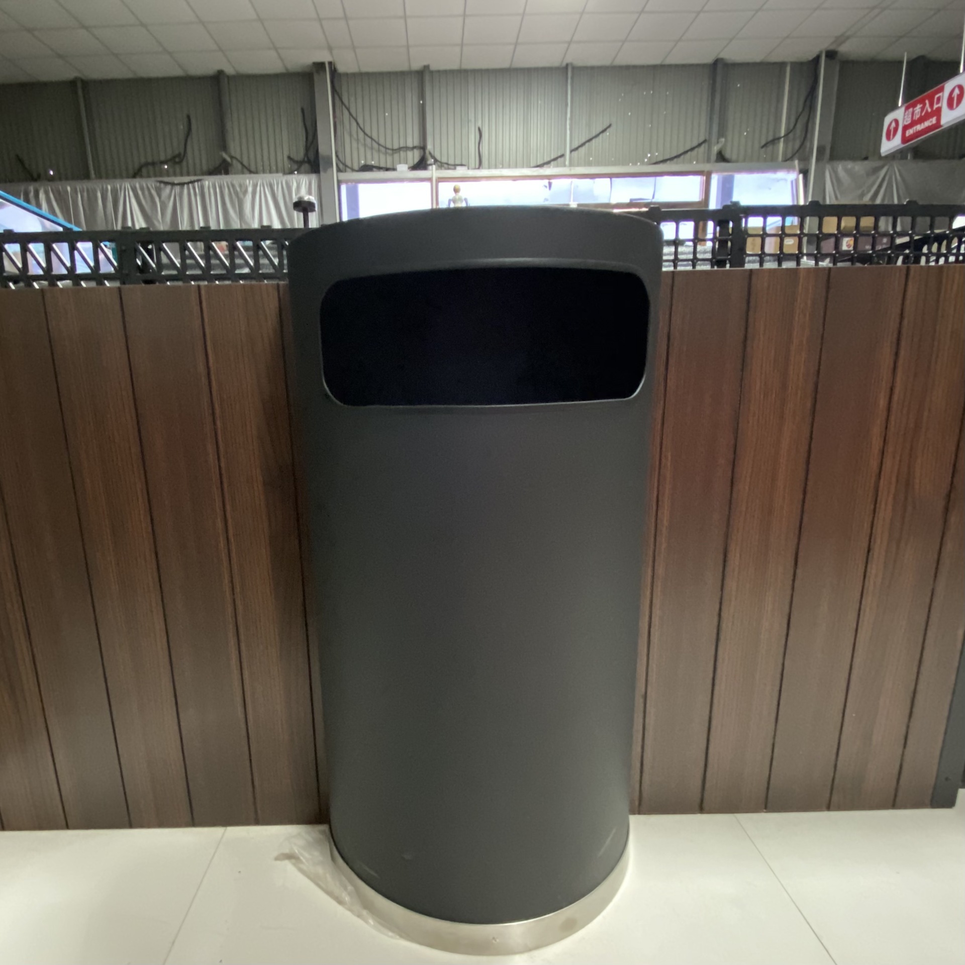 靠墙半圆垃圾桶商用不锈钢烟灰缸过道收纳桶