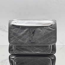 Y�߼���̥ţƤŮ�������Niki��Ϟ��Ƥ�ް��μ�б��朗l���]���