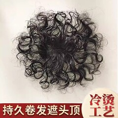 かつらの女性の頭の上のウールの巻きは白髪を遮ります。