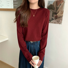冬の雰囲気感アンゴラの赤い気質のセーターのニットの女性は太っています。