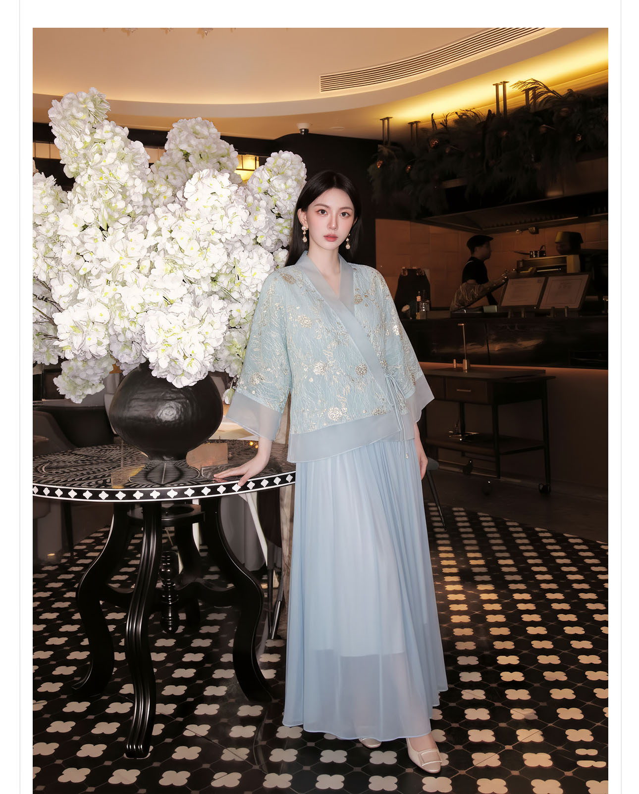 Bộ áo khoác ngoài và đầm dây phong cách Tân Trung Hoa thêu hoa sequin nặng — bộ đồ, đầm dây, áo khoác chi tiết 5