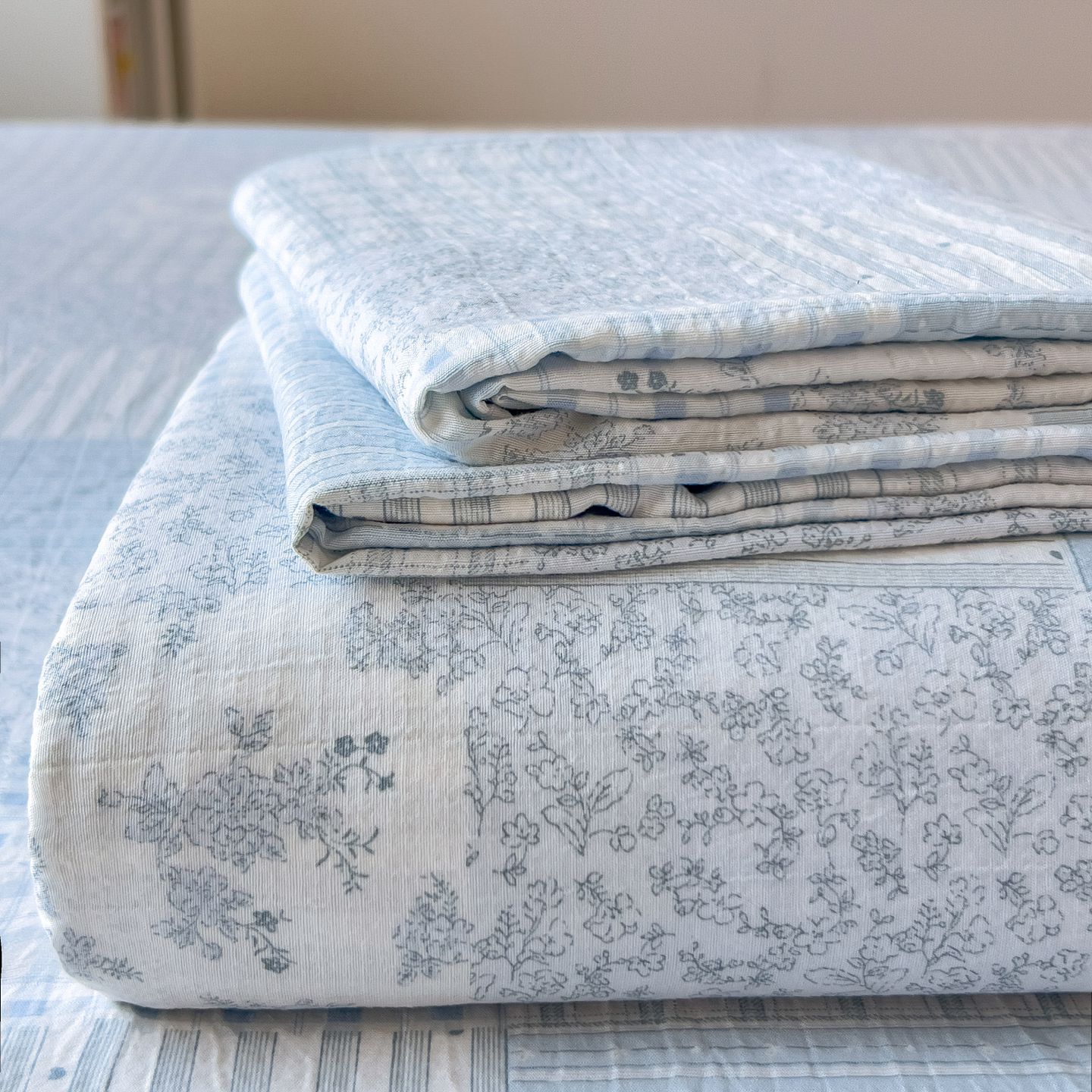 2025 nuevo conjunto de cuatro piezas de cama de doble hilo, sábanas de cama de dormitorio de tres piezas de cama