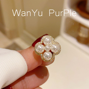 Super beautiful French retro Chanel style Pearl Clover anti-exposure collar pin temperament neckline fixed Pin Pin