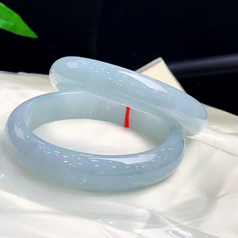 Vòng tay ngọc bích tự nhiên Miến Điện loại A, băng chủng, màu xanh băng, dưỡng ẩm cao cấp, đường kính trong 51–65 mm chi tiết 4