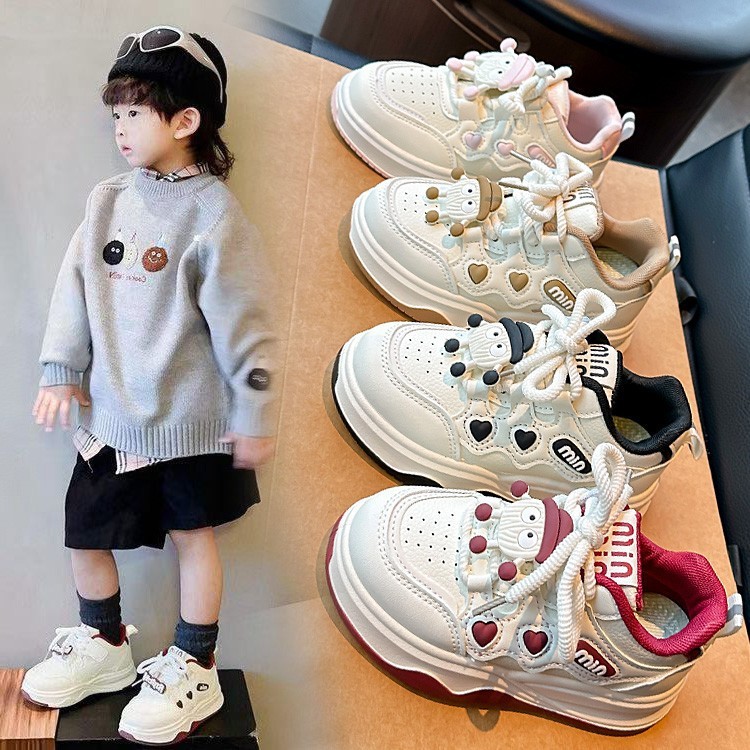 子供の板の靴2025春秋の新型の柔らかい底はカジュアルな男の子の運動靴の学生の学校の女の子の白い靴を合わせます。|undefined