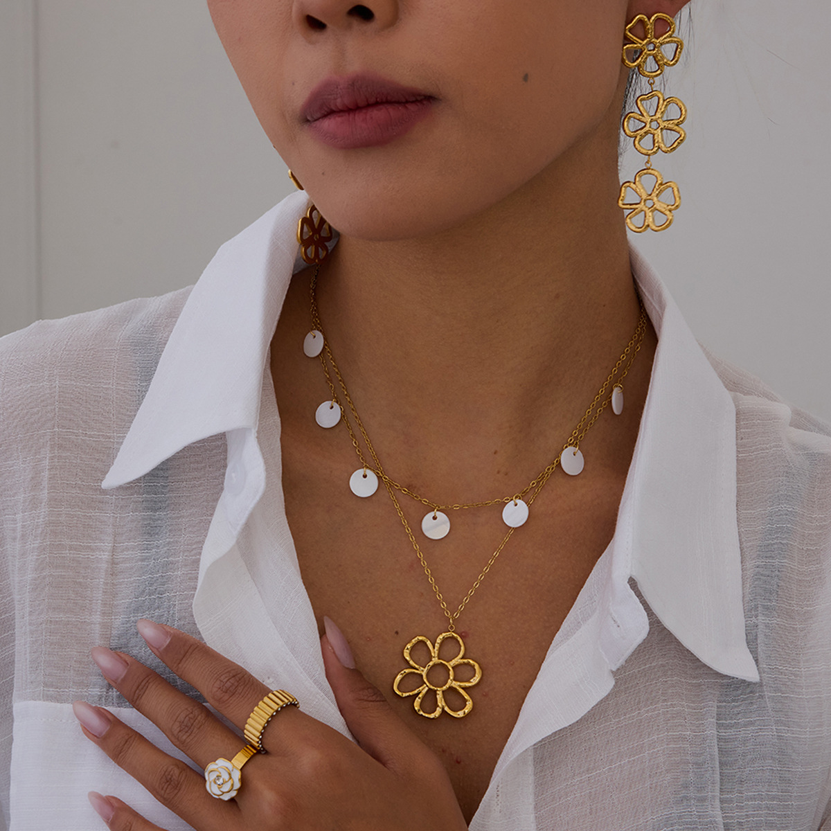 Jie Ding Collar de flores europeas y americanas Pendientes simples y de alta gama Pendientes que no se desvanecen Joyas de lujo ligeras Joyas de acero de titanio image 3