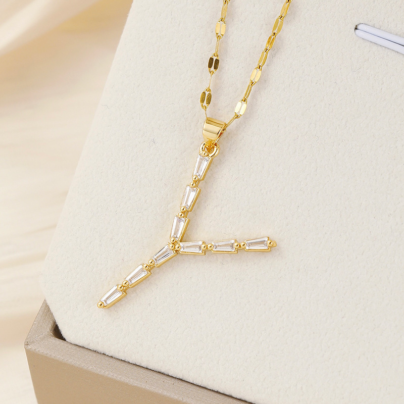 Venta caliente transfronteriza nuevo estilo de cobre con incrustaciones de circón 26 letras inglesas collar colgante T cuadrado de bambú letra cadena de clavícula femenina