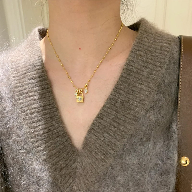 Xiaohongshu 人気のクロスロックネックレスレディースペンダントライト高級美的ニッチハイエンドネックレスワンピース|undefined