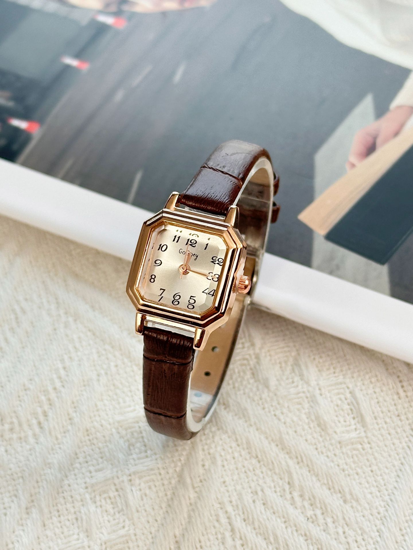Quartz Movement Casual Geometric Concealed Buckle Quartz Women's Watches