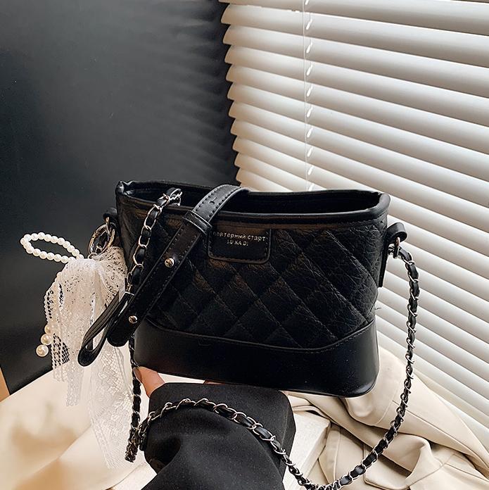 Xiaoxiangfeng Lingge Cadena Bolso callejero Mujer 2025 Nueva moda Bolso cuadrado pequeño Todo fósforo Bolso de hombro de alta gama