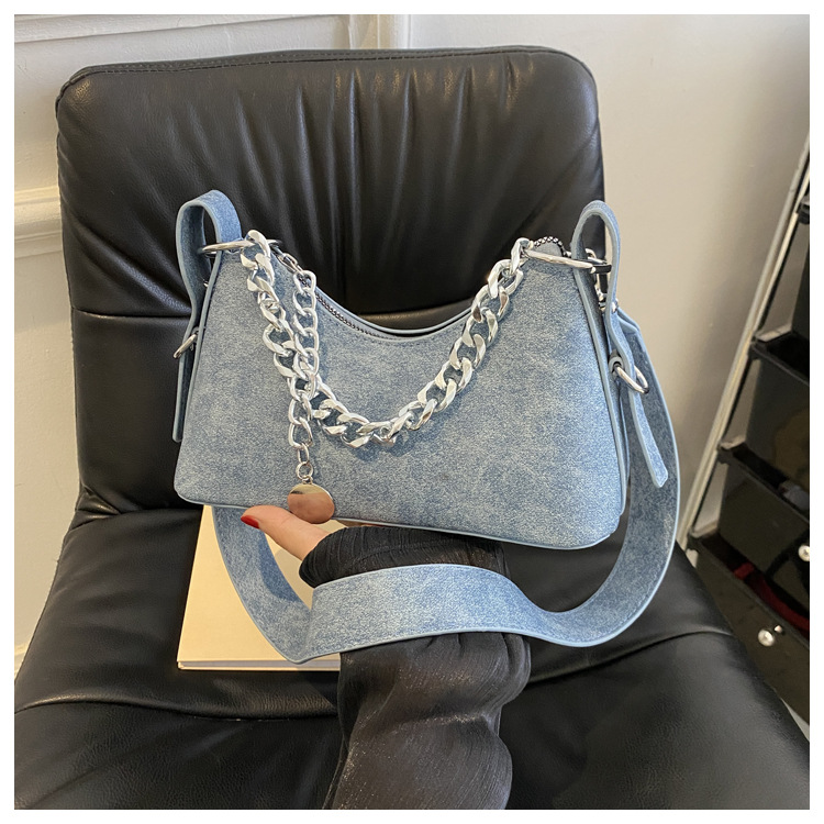 thumbnail image 1 of Moda minimalista de invierno 2025, tendencia casual, bolso de vaquero PU de un solo hombro en color sólido, estilo medialuna, para mujer., 1 of 10