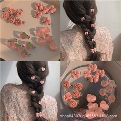 ピンクの女の子の蝶結びのヘアピン