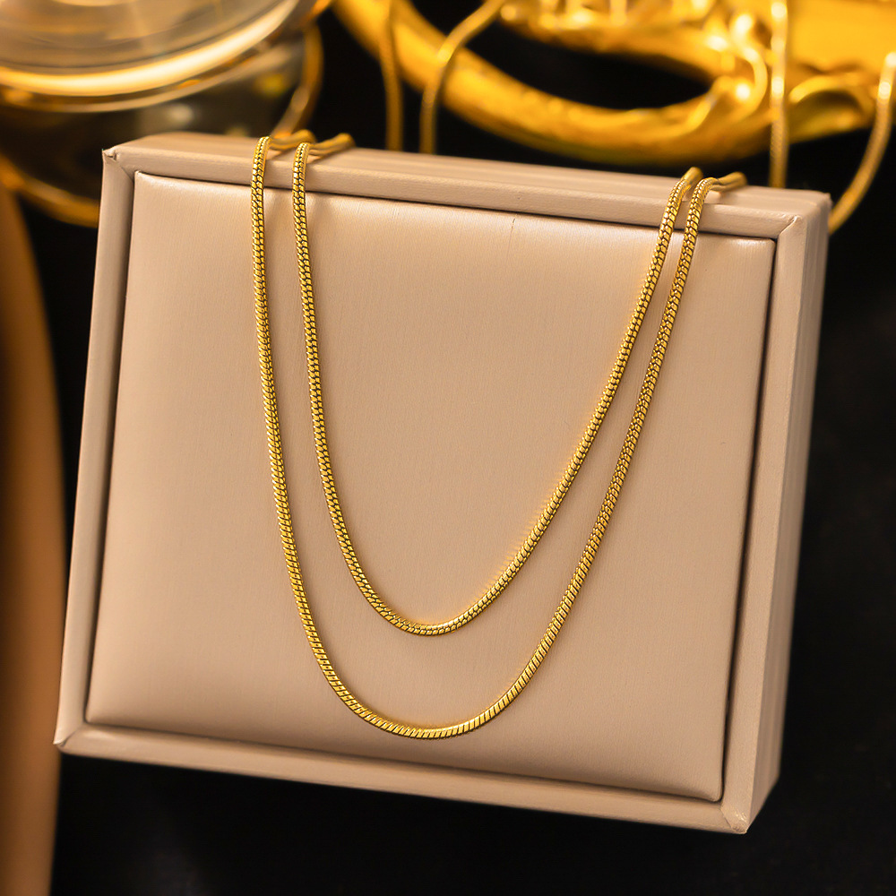 [collar de acero de titanio dorado + acero] collar de amor de nicho con cadena de clavícula avanzada en la moda de lujo ligero femenino