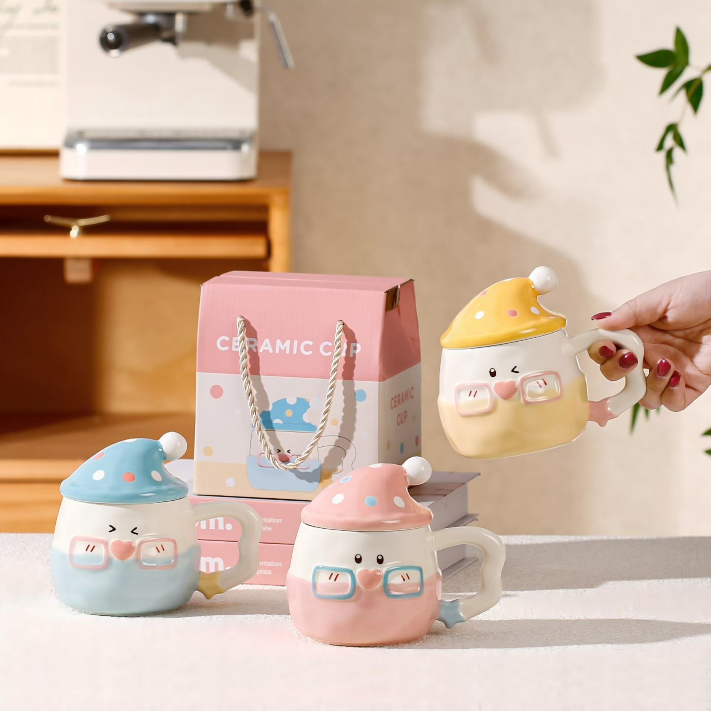Sombrero mágico creativo lindo muñeca de dibujos animados taza de regalo de mano cubierta taza de cerámica de agua de oficina taza de alto valor facial