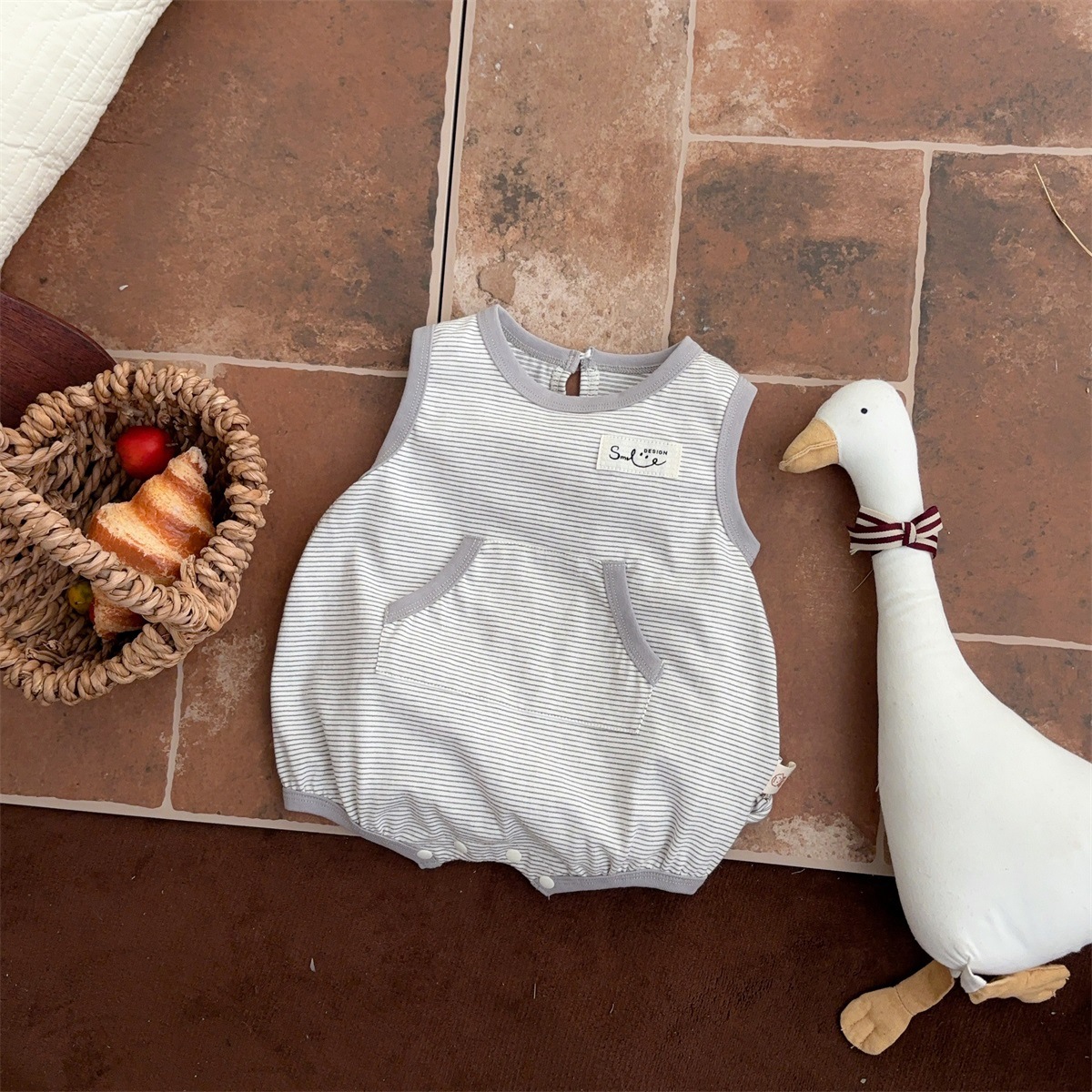 2025 verano nuevo estilo ropa para recién nacidos de una pieza chaleco fino para bebés y niños pequeños hebilla oculta abrigo a rayas coreano