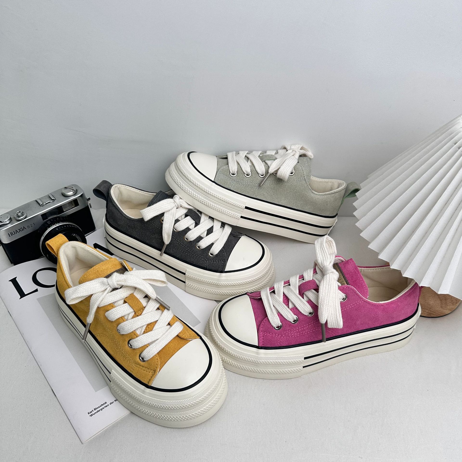 Zapatos blancos Yuanbo con un pedazo de tela de suela gruesa para mujeres 2025 nuevos zapatos de nicho universal zapatos casuales skate