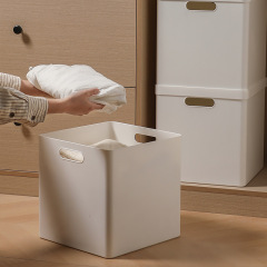 日本式の正方形の収納箱は蓋のプラスチックの整理箱を持っています。