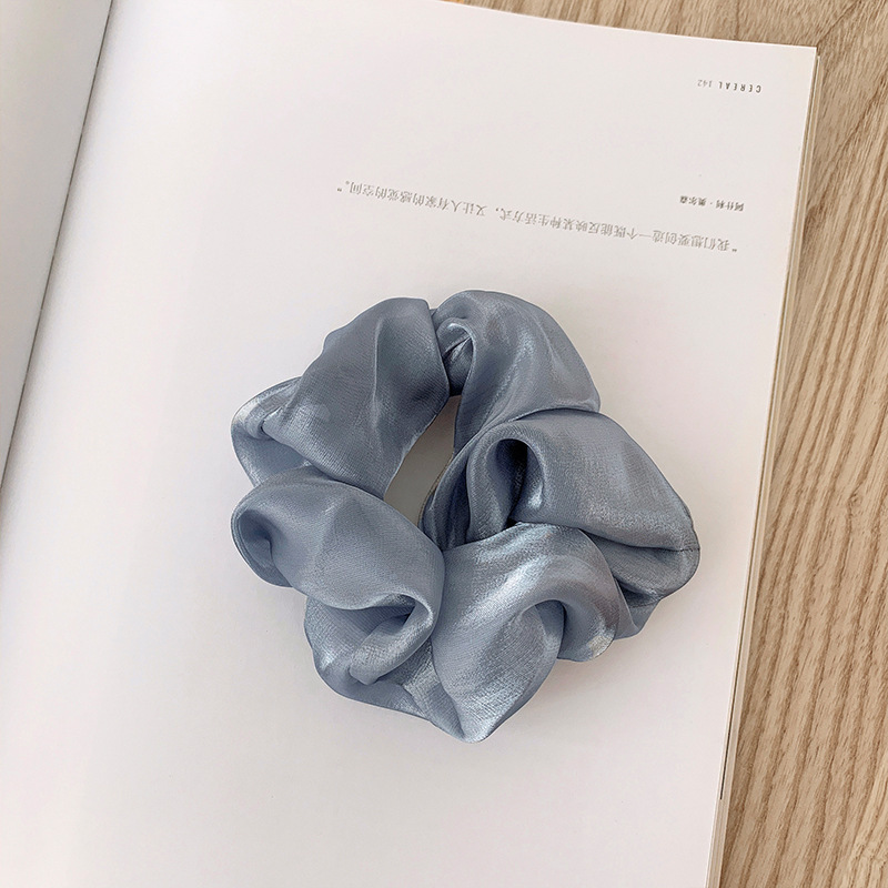 진주 빛 새틴 그레이