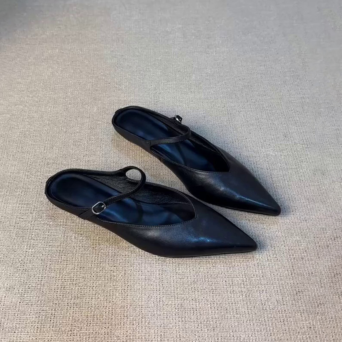 Versión de piel de oveja ~ Las nuevas medias pantuflas de cabeza gruesa puntiaguda con hebilla retro francesa zapatos Muller de boca baja de moda