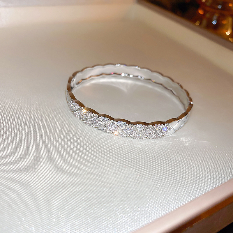 欧米のクロスボーダーにジルコンを入れて、ブレスレットを開けます。