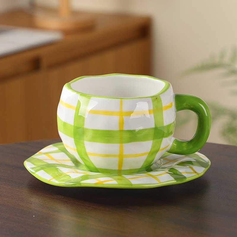 Estilo coreano inswind mano flor cerámica taza de café y plato conjunto taza de té de la tarde pequeñas flores pintadas a mano taza un plato