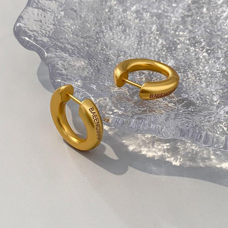 Matte Gold Pigmented Hoop Earrings for Women, New Trendy Niche Design, Circular Ear Clips with a Light Luxury and High-End Feel Matte Gold Pigmented Hoop Earrings for Women, New Trendy Niche Design, Circular Ear Clips with a Light Luxury and High-End Feel
