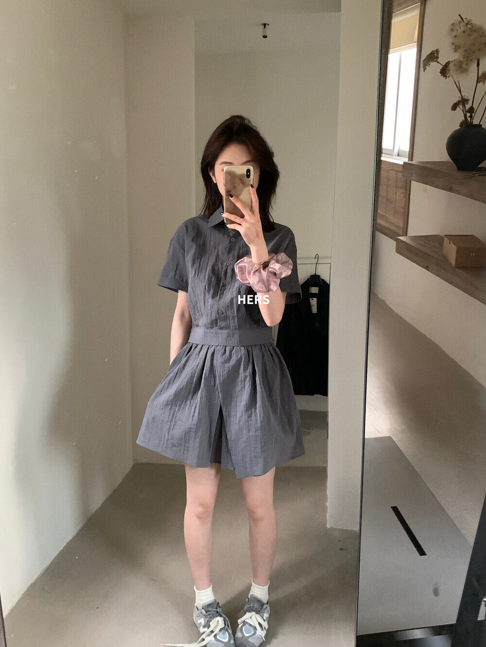Bộ hai mảnh áo sơ mi ngắn phối quần short cạp chun nữ — xám đậm, màu hồng chi tiết 24