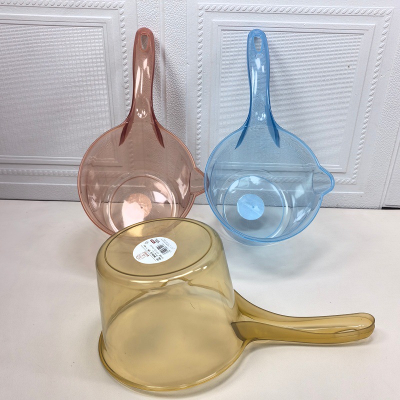 Cucharón de agua de plástico transparente con mango largo para colgar, para baño de niños y bebés, venta al por mayor.