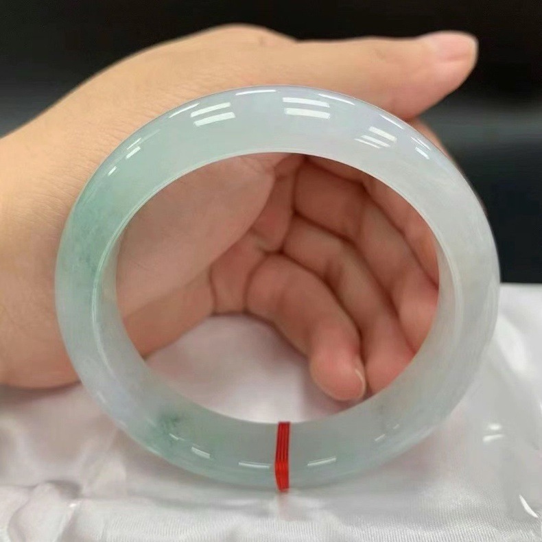 Vòng tay ngọc bích tự nhiên A cao cấp Myanmar – màu xanh lá nhạt phong thủy, đường kính trong 52–64 mm chi tiết 5