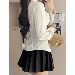 Jk制服の純欲風ギャルは腰の長袖のシャツの女性学院の風のひもを収めて身を修めてやせている上着の白いシャツを現します。
