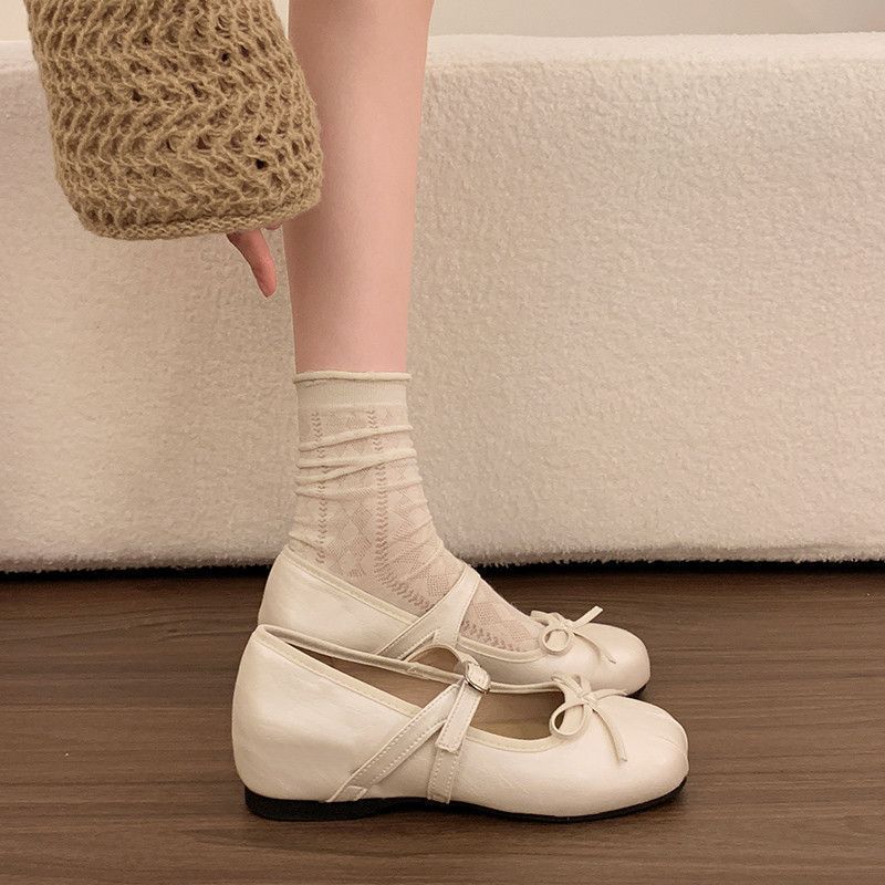 El temperamento francés aumenta la altura interior de la parte inferior plana en el verano de 2026 nuevos zapatos de hebilla plana de color sólido decoración de arco de hadas