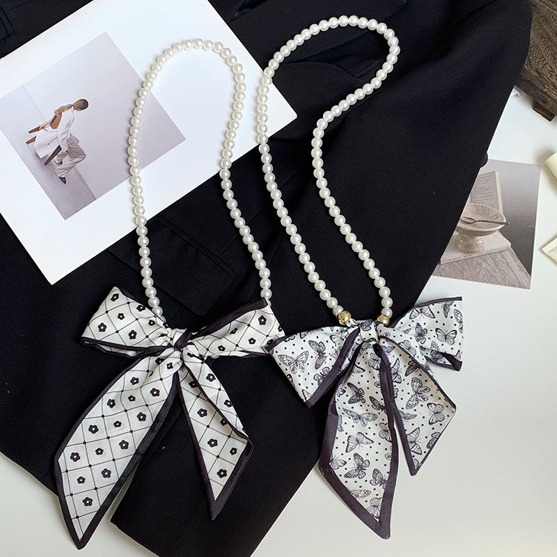 Pequeña bufandas para mujeres de verano 2025 collar de perlas retrógrado francés con bufandas de seda collar decoración clavícula variable correa