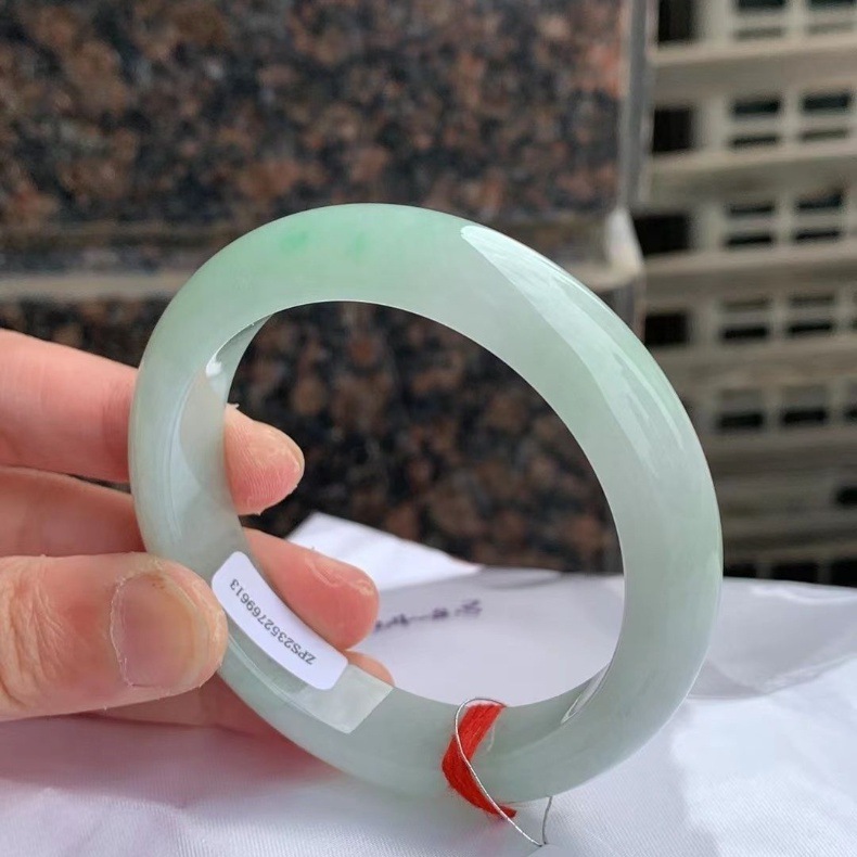 Vòng tay ngọc Miến Điện cao cấp màu xanh nhạt nền trắng, chất băng cao, dành cho nữ chi tiết 32