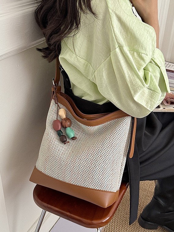 Vacaciones coreanas de playa tejidas bolsas de cubo de agua para mujeres 2026 nuevo estilo de alto nivel de color de choque casuales mochila de hombro