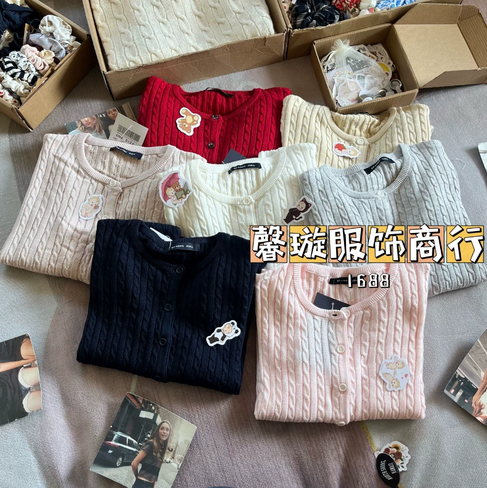 Кардиган-свитер, slim fit, белый пин с косичкой/косой детали, один размер, изделие из вязаного узором трикотажа