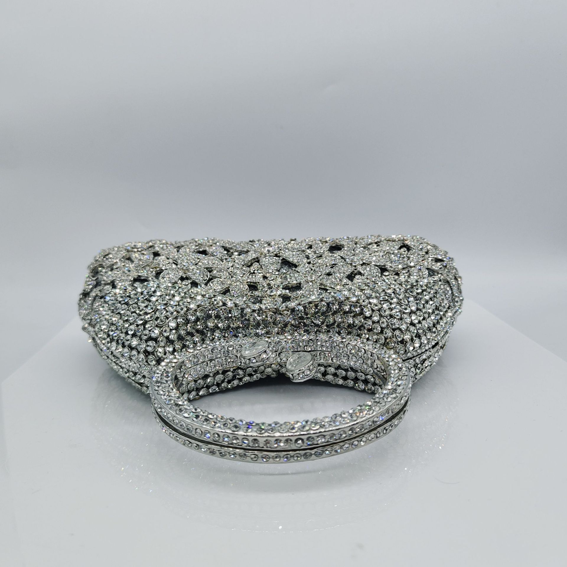 Selección estricta de la nueva margarita transfronteriza gran mano con diamantes banquete europeo y americano lleno de diamantes bolsas de mano clutch nuevo