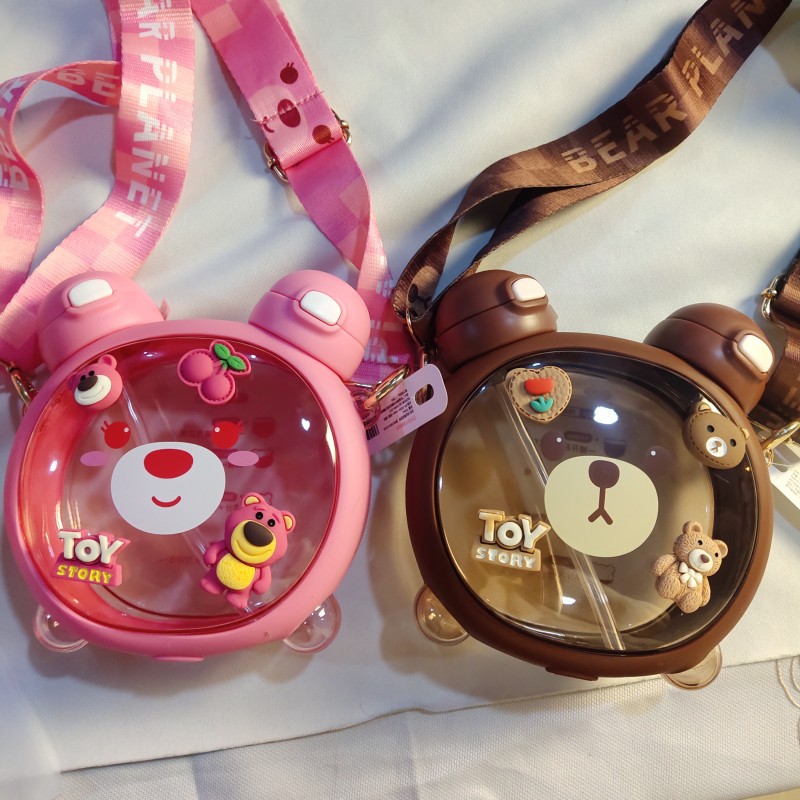 Taza de agua para niños diseño vida de fresa y oso, doble pajita, plástico resistente al calor 750ML, súper lindo hervidor para estudiantes.