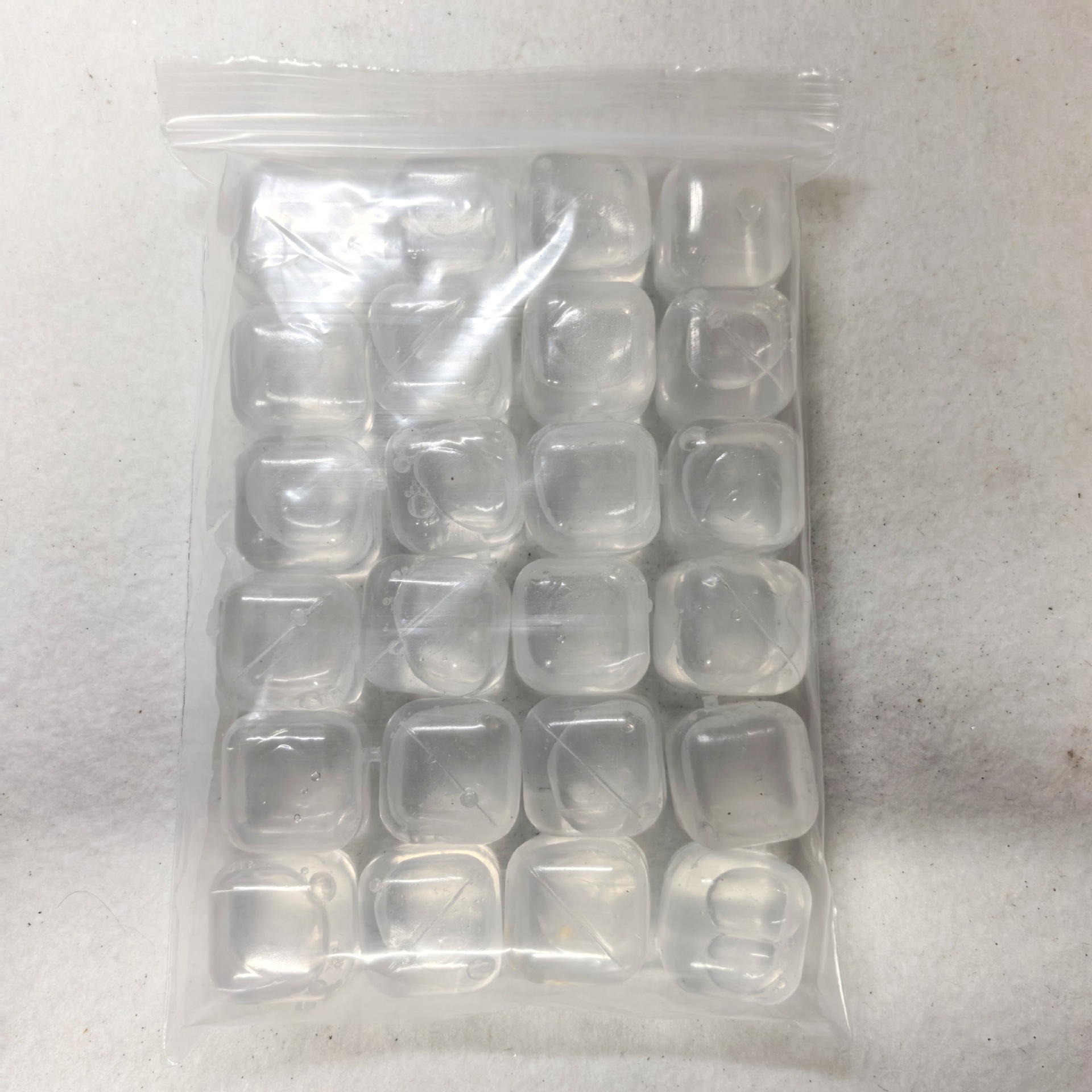 Venta directa de fábrica de 24 cubos de hielo de plástico reutilizables en varias formas para el verano, ideales para bares y fiestas.