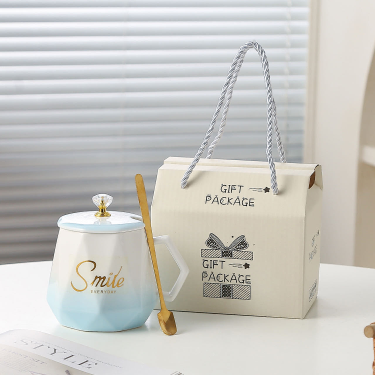 Red celebridad en cerámica conjunto de estilo europeo de alto valor con tapa de cerámica chica taza de oficina regalos al por mayor