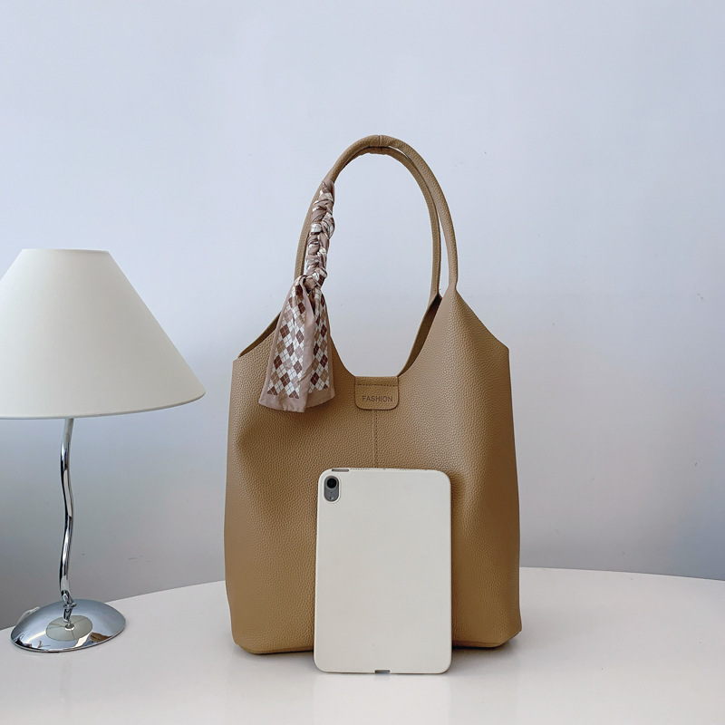 Bolsa de cubo de gran capacidad para mujeres otoño / invierno 2024 nuevo estilo simple bolso de hombro retro de alta calidad bolso de brazo