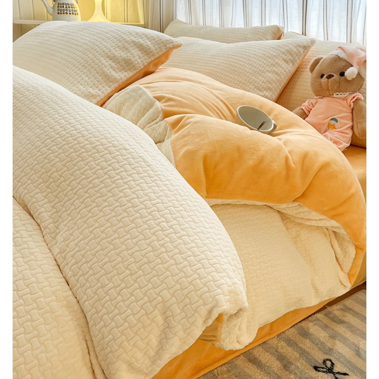 El conjunto de cuatro piezas de terciopelo de leche tallada otoño y invierno engrosado calentamiento 2025 nueva sábanas de terciopelo de coral cubierta de cama de tres piezas